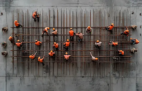 Pessoas em uma construção